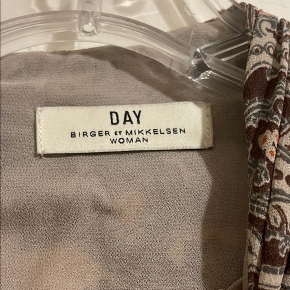 Elegant Paisley Long Sleeve Dress - Picture 2 of 3